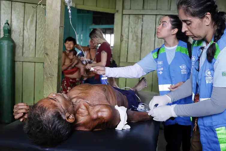 RETROSPECTIVA_2023 - Agentes do SUS prestam socorro aos Yanomamis. - Foto: Fernando Frazão/Agência Brasil