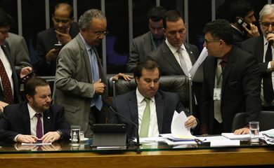 Brasília - O deputado Vicente Cândido, relator da reforma política,e o presidente da Câmara, Rodrigo Maia, durante sessão para votar a PEC (Fabio Rodrigues Pozzebom/Agência Brasil)