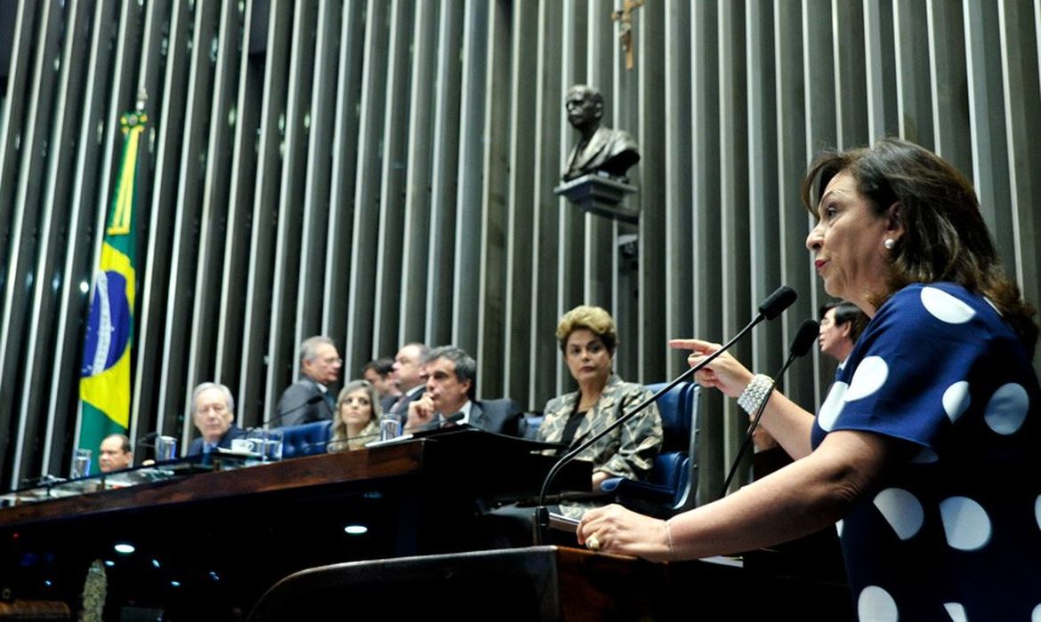 Senadora Kátia Abreu discursa em favor de Dilma Rousseff