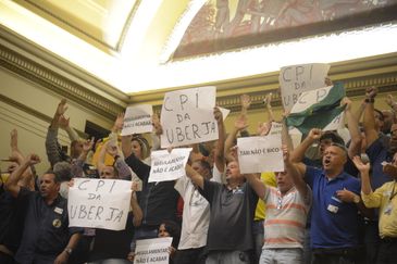  Taxistas protestam no plenário da Câmara de Vereadores, durante debates do projeto de lei que estabelece regras para o transporte de passageiros por meio de aplicativos.