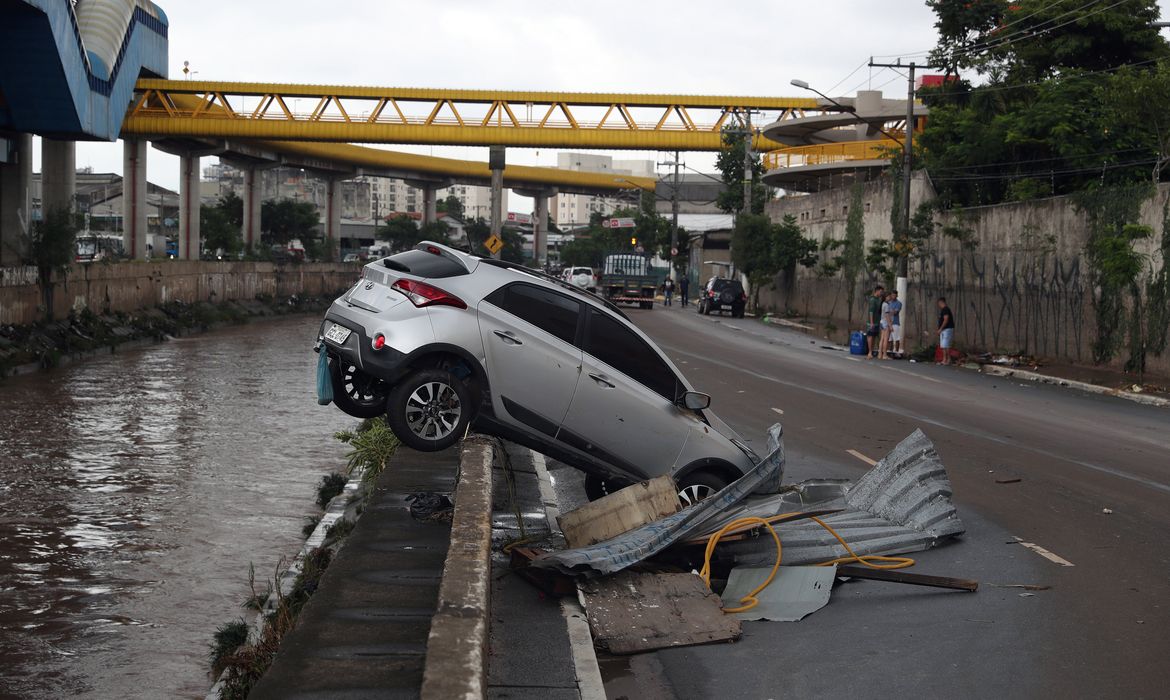 A car pushed by the floods to a channel is seen after heavy rains in Vila Prudente neighbourhood in Sao Paulo, Brazil March 11, 2019. REUTERS/Amanda Perobelli