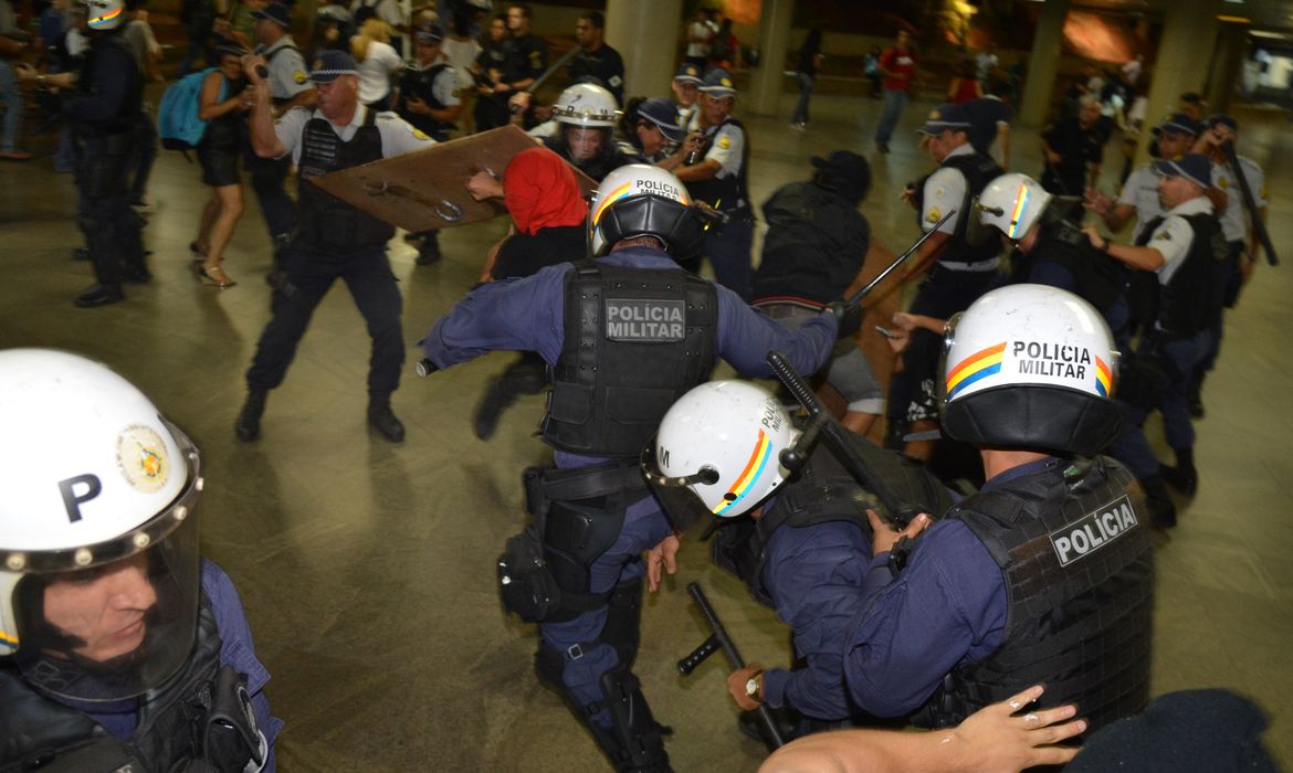 Estudantes e ativistas  entram em confronto com a Polícia Militar durante protesto contra o aumento das tarifas de ônibus e do Metrô na rodoviária do Plano Piloto; em Brasília  (Fabio Rodrigues Pozzebom/Agência Brasil)