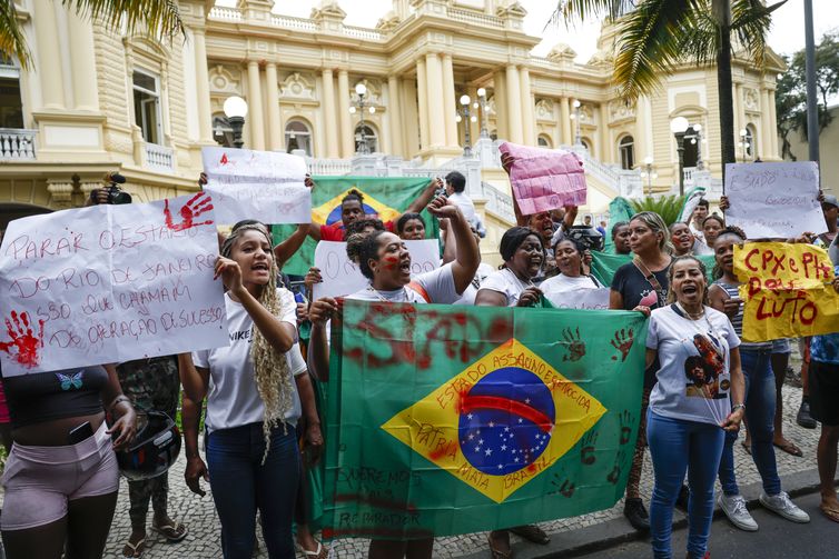 Rio de Janeiro (RJ), 29/10/2025 - Protesto contra a operação policial que deixou mais de 119 pessoas mortas no Complexo da Penha, em frente ao Palácio Guanabara, sede do governo do Estado.
Foto: Fernando Frazão/Agência Brasil