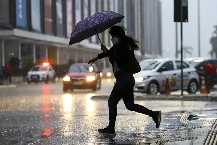 Após 119 dias de seca, volta a chover no DF.