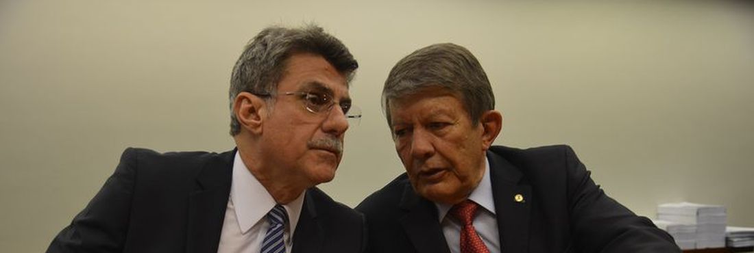 O senador Romero Jucá (relator) e o deputado Devanir Ribeiro (presidente) durante reunião da Comissão Mista de Orçamento, para votar os relatórios setoriais do orçamento de 2015