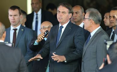 O preisidente Jair Bolsonaro, e o ministro de Minas e Energia, Bento Albuquerque, falam à imprensa após reunião no ministerio de Minas e Energia