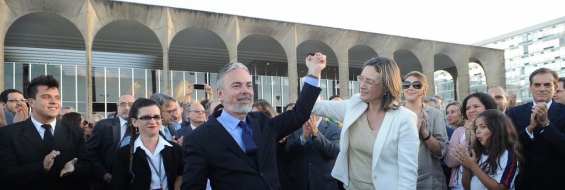 Brasília - Os ministros das Relações Exteriores, Antonio Patriota, e dos Direitos Humanos, Maria do Rosário, participam com servidores do abraço simbólico ao Palácio Itamaraty, depredado por vândalos durante protestos na noite de quinta-feira (20)