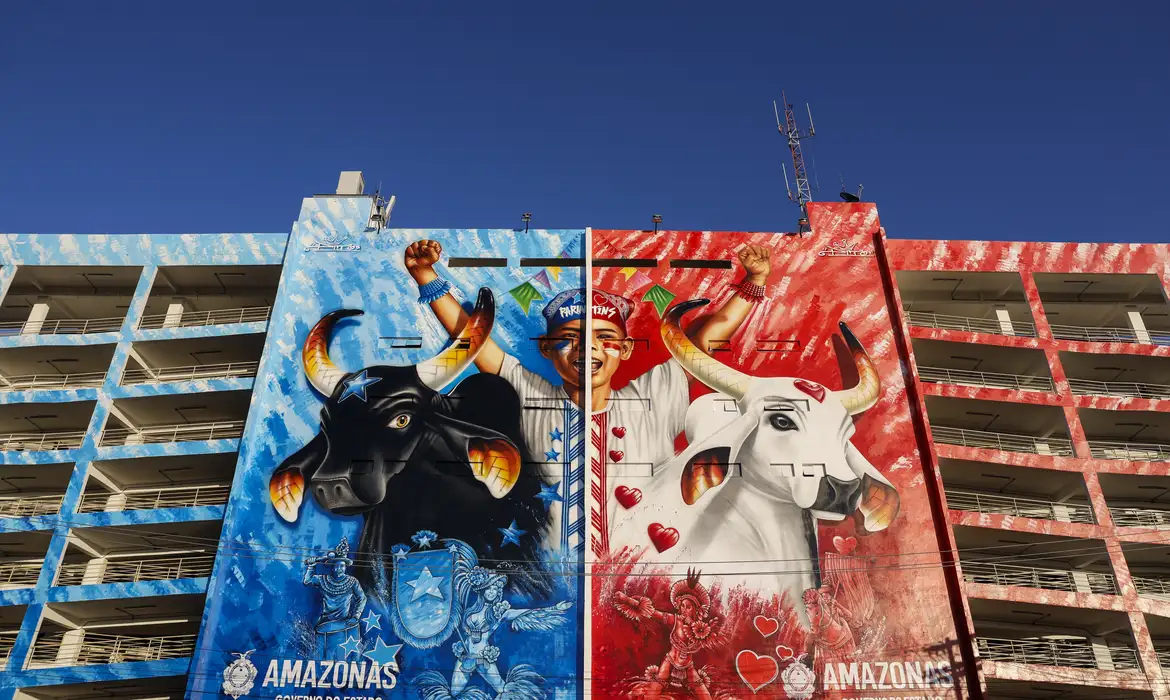 Parintins (AM), 29/06/2024 - Mural dos bumbás Boi Caprichoso e Boi Garantido decora o Bumbódromo para 57º Festival Folclórico de Parintins. Foto: Fernando Frazão/Agência Brasil