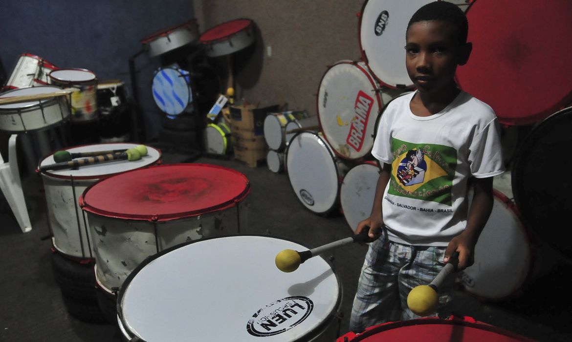 Salvador - Crianças e adolescentes participam de aulas do projeto Arte Consciente (Antonio Cruz/Agência Brasil)