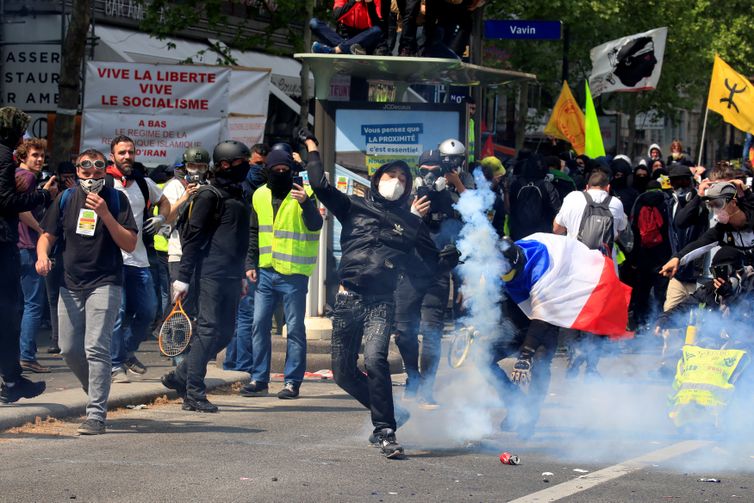 Confrontos com policiais da tropa de choque francesa durante uma manifestação no Dia do Trabalhador em Paris.