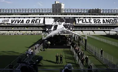 Velório de Pelé no centro do gramado da Vila Belmiro