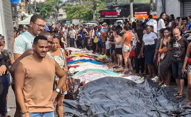 Rio de Janeiro (RJ), 29/10/2025 - Dezenas de corpos são trazidos por moradores para a Praça São Lucas, na Penha, zona norte do Rio de Janeiro, após ação policial da Operação Contenção. Foto: Eusébio Gomes/TV Brasil