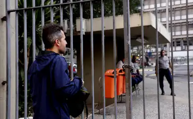 Rio de Janeiro (RJ), 18/08/2024 - O candidato, Guilherme Oliveira, chega atrasado para realizar as provas do Concurso Público Nacional Unificado (CPNU), na UERJ, zona norte da cidade.  Foto: Tânia Rêgo/Agência Brasil