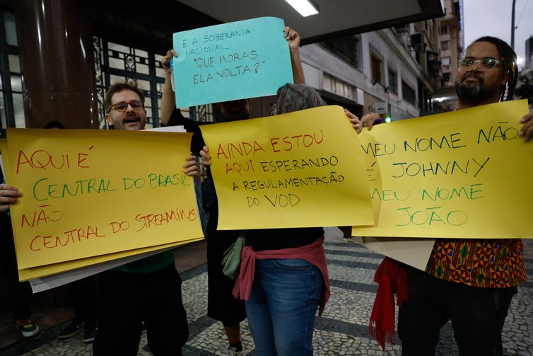 Rio de Janeiro (RJ), 03/11/2025 – Produtores de cinema fazem ato em defesa do audiovisual brasileiro, contra o projeto de lei de regulação do streaming que tramita na Câmara dos Deputados, em frente à Agência Nacional do Cinema (Ancine). Foto: Fernando Frazão/Agência Brasil
