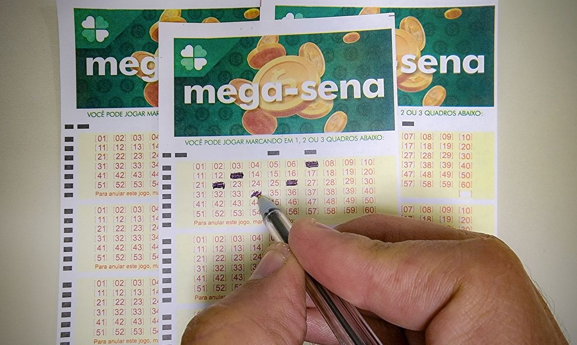 22/06/2023 - Brasília - Volantes da Mega Sena sendo preenchidos para apostas em casas lotéricas da Caixa. Foto: Rafa Neddermeyer/Agência Brasil/Arquivo