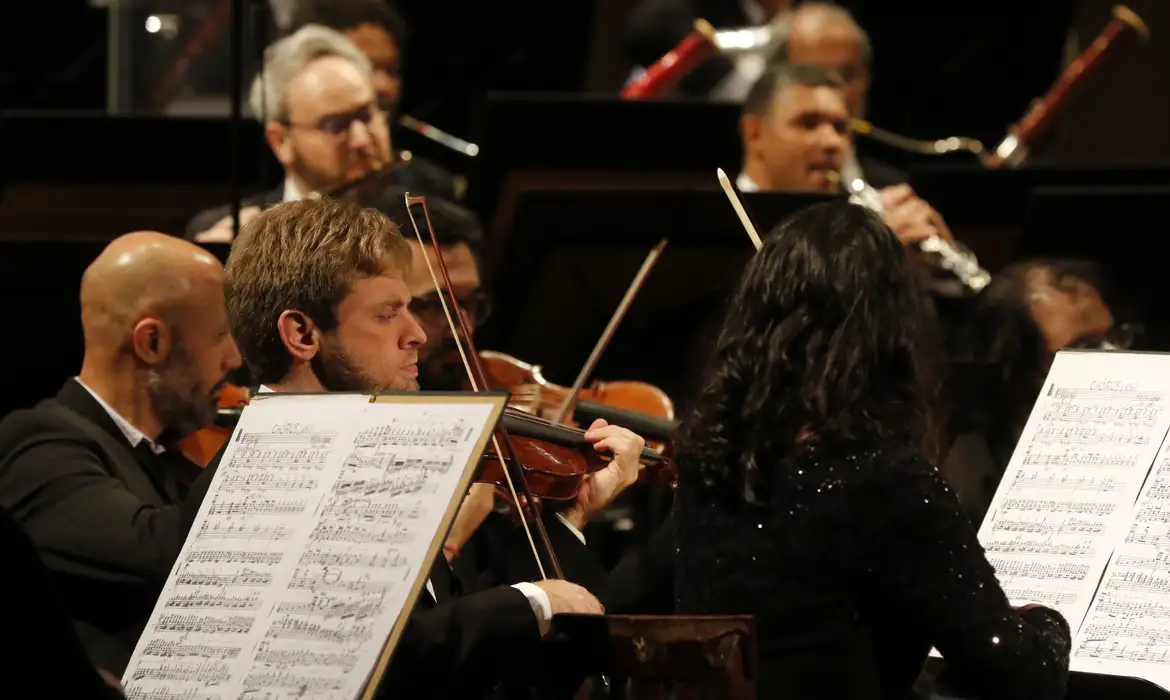 Apresentação da Orquestra Sinfônica Nacional da UFF durante concerto comemorativo dos 100 anos do rádio no Theatro Municipal do Rio de Janeiro