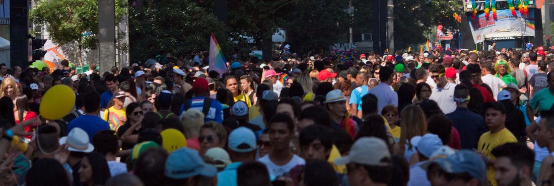 Parada do Orgulho LGBT protesta contra homofobia em São Paulo