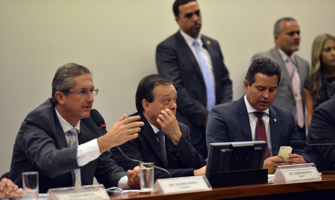 Brasília - O deputado Rogério Rosso, presidente da comissão especial que analisa o impeachment da presidenta Dilma Rousseff, e o relator do processo, deputado Jovair Arantes, deputado Maurício Quintella durante reunião na Câmara dos