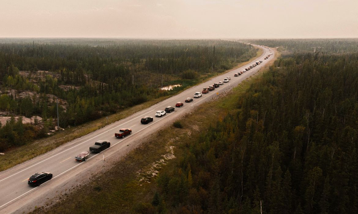 Yellowknife residents leave the city on Highway 3, the only highway in or out of the community, after an evacuation order was given due to the proximity of a wildfire in Yellowknife, Northwest Territories, Canada August 16, 2023.  REUTERS/Pat Kane    