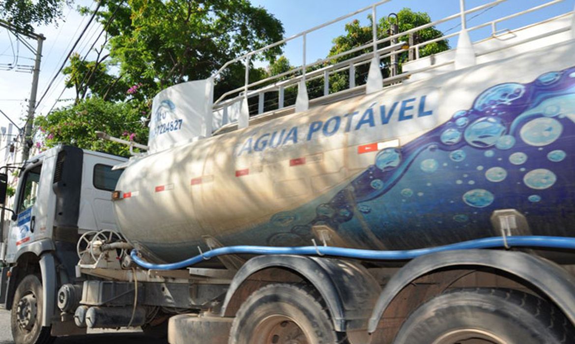Caminhão-pipa leva água a bairros de Itu