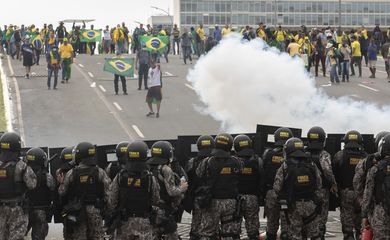 Brasília (DF), 08/01/2023 - Golpistas invadem prédios públicos na praça dos Três Poderes. Na foto, vândalos entram em conflito com policiais da Força Nacional entre os prédios do Congresso Nacional e Palácio do Planalto.