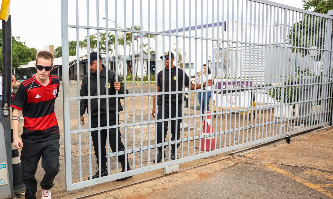 Brasília (DF) 10/11/2024 – Um aluno chega antes dos portões fecharem.  Segundo dia do Enem: candidatos respondem a 90 questões até 18h30  Candidatos chegaram cedo para evitar surpresas antes da prova  Foto: Jose Cruz/Agência Brasil