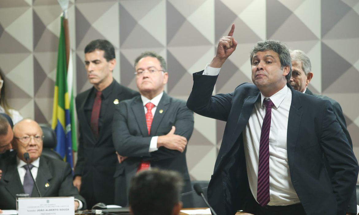 Brasília - Senador Lindbergh Farias durante sessão do Conselho de Ética que arquivou denúncia contra as seis senadoras que ocuparam a Mesa do Plenário durante votação da reforma trabalhista (Fabio Rodrigues Pozzebom/Agência Brasil)