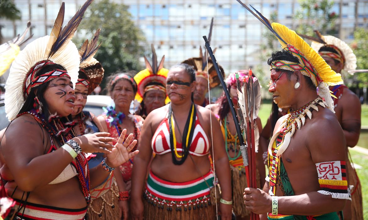 Indígenas que participam  do Acampamento Terra Livre, fazem protesto na Esplanada dos Ministérios