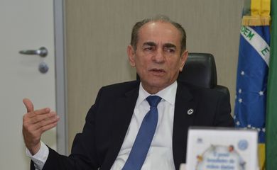 Brasília - O ministro da Saúde, Marcelo Castro, dá posse ao novo presidente da Funasa, Márcio Eldes Lima Vale (Elza Fiuza/Agência Brasil)