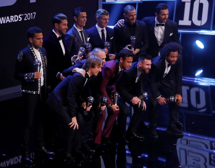 Fifa divulga equipe com os 11 melhores jogadores da temporada passada. Três brasileiros estão na lista: os laterais Daniel Alves e Marcelo e o atacante Neymar (Reuters/Direitos reservados)