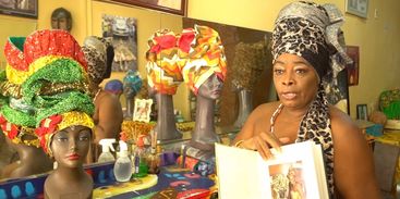 Negra Jhô é uma artista que se especializou em turbantes na Bahia para manter a tradição