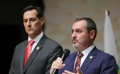 Brasília, DF 17/05/2025  - O diretor geral da Polícia Federal, Andrei Rodrigues, acompanhado do chefe do escritório da Interpol no Brasil, delegado Fabio Mertens,  durante coletiva sobre prisão de brasileiro integrante de facção criminosa em Santa Cruz de la Sierra, na Bolívia. Foto: Fabio Rodrigues-Pozzebom/ Agência Brasil