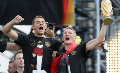 Manuel Neuer e Bastian Schweinsteiger celebram no palco durante festa de recepção à seleção alemã