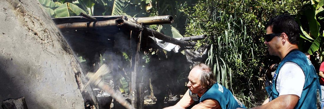 SEA apreende mais de duas toneladas de carvão e destrói sete fornos clandestinos em Duque de Caxias. (9/2/2011)