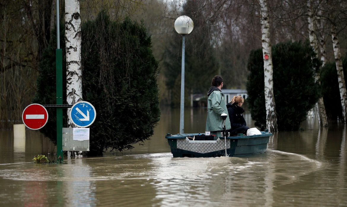 Paris – Rua inundada em Grand Morin, na região leste da capital francesa (Yoan Valat/EFE/direitos reservados) 