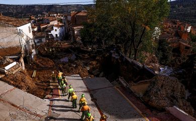 Firefighters gather after heavy rains caused flooding, in Letur, Spain, October 30, 2024. REUTERS/Susana Vera