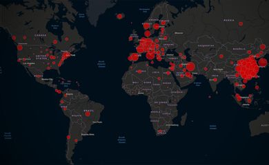 Mapa dinâmico feito pela Universidade Johns Hopkins em parceria com agências, institutos e ministérios de saúde de diversos países mostra a evolução da pandemia de Covid-19