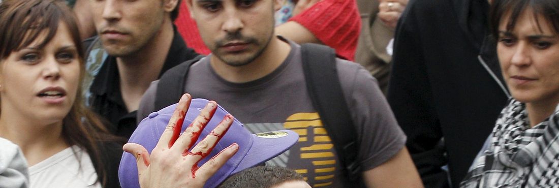 Manifestante ferido após confronto com policiais na Espanha