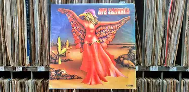 Capa do álbum por Ave Sangria