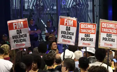 São Paulo (SP) 21/03/2025 - Dia Internacional pela Eliminação da Discriminação Racial, a Frente Povo Negro Vivo, composta por mais de 100 organizações da sociedade civil, participa de  ato público no Largo São Francisco, em frente à Faculdade de Direito da USP, no Centro de São Paulo. O evento tem como objetivo denunciar a violência policial e de Estado que atinge, de forma desproporcional, a população negra e periférica no Brasil, além de reivindicar o impeachment do governador Tarcísio de Freitas e do secretário de Segurança Pública, Guilherme Derrite.
 Foto: Paulo Pinto/Agencia Brasil