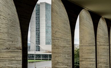 Brasília-DF, 27/03/2024 - Prédio do Congresso Nacional visto pelos arcos do Palácio do Itamaraty. Foto: Rafa Neddermeyer/Agência Brasil