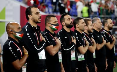 Comissão técnica da seleção da Palestina canta hino nacional antes de partida contra a Jordânia pela Copa Árabe
07/12/2021 REUTERS/Ibraheem Al Omari
