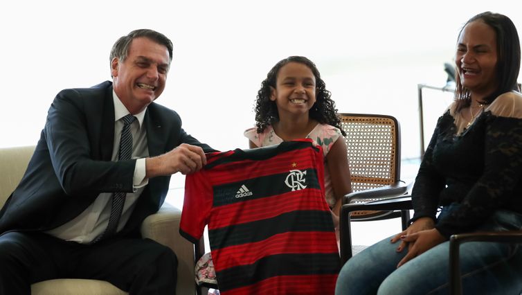 Presidente Jair Bolsonaro recebe a menina Yasmin Alves acompanhada dos pais, no Palácio do Planalto. Yasmin ganhou uma blusa do Flamengo do presidente.