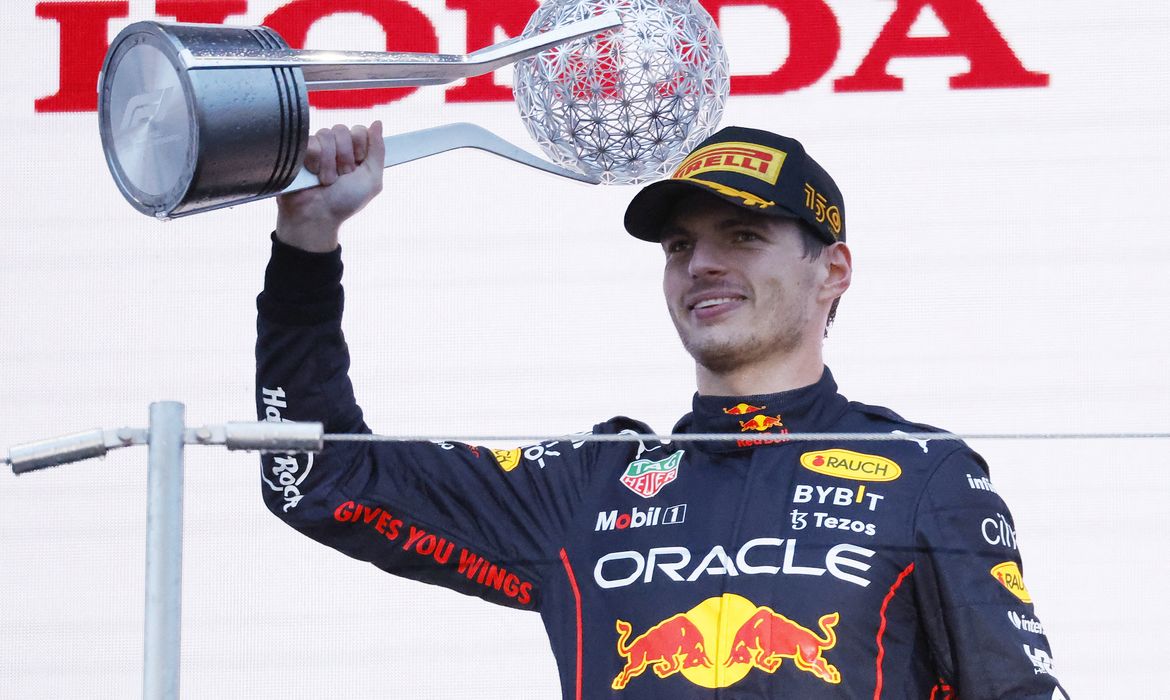 Verstappen passa régua na F1 2022 após vitória no GP do Japão