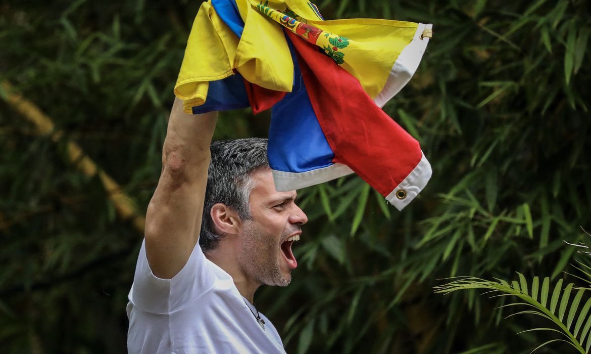 Agitando uma bandeira da Venezuela, López disse que não vai desistir da sua luta
