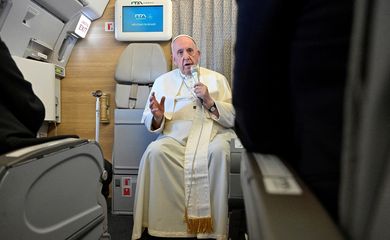 O papa Francisco conversa com jornalistas durante voo de volta a Roma no avião papal