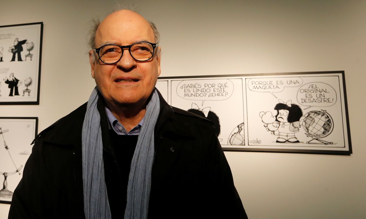 cartunista argentino Quino posa diante de sua personagem cômica mais famosa, Mafalda, durante a cerimônia de abertura da exposição de suas obras no Museu do Humor de Buenos Aires
