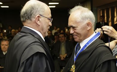 Brasília - O ex-presidente do Tribunal de Contas da União, Aroldo Cedraz, deu posse ao ministro Raimundo Carreiro, na presidência do TCU (Marcos Corrêa/PR)