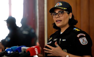 Rio de Janeiro (RJ), 24/10/2024 - A porta-voz da Polícia Militar, tenente-coronel Claudia Moraes, fala em coletiva com a imprensa sobre operação no Complexo de Israel que fechou a Avenida Brasil, uma das principais avenidas da cidade. Foto: Tânia Rêgo/Agência Brasil