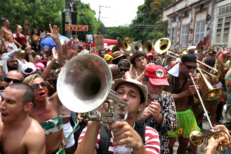 Rio de Janeiro (RJ), 11/02/2023 - Desfile do bloco carnavalesco Céu na Terra pelas ruas do bairro de Santa Teresa, zona sul da cidade. (Foto:Tânia Rêgo/Agência Brasil)